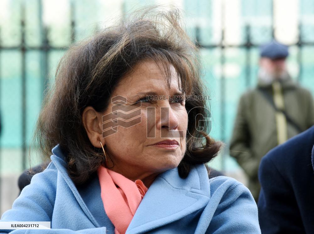 Anne Hidalgo Unveils A Plaque In Memory Of Alain Decaux - Paris