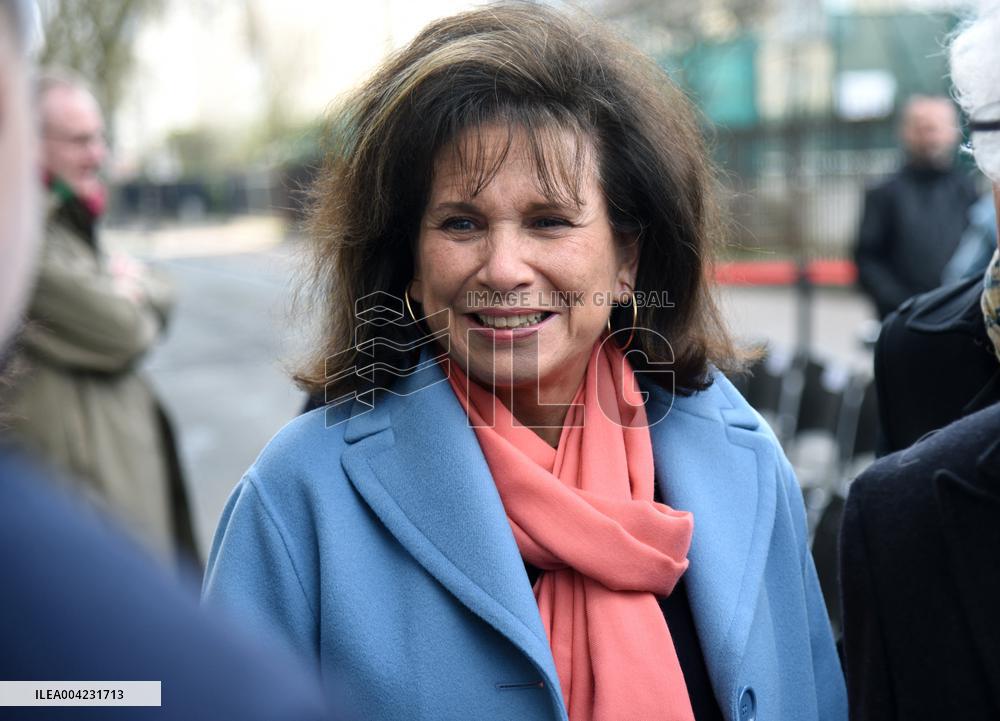 Anne Hidalgo Unveils A Plaque In Memory Of Alain Decaux - Paris