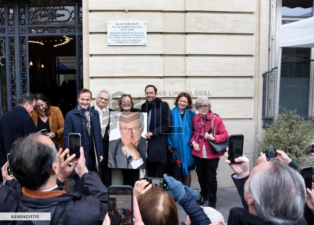 Anne Hidalgo Unveils A Plaque In Memory Of Alain Decaux - Paris