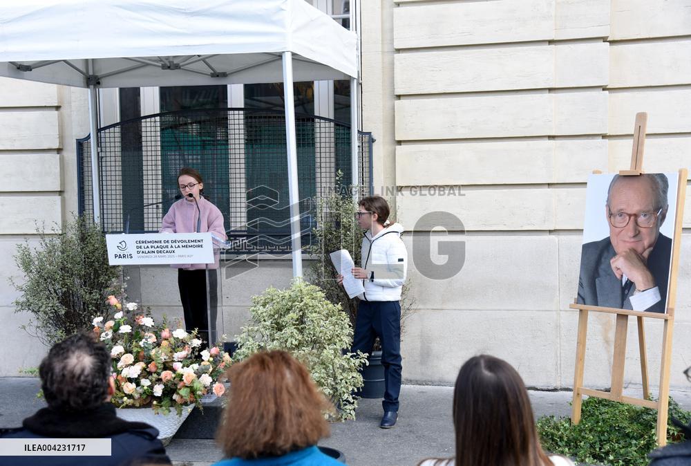 Anne Hidalgo Unveils A Plaque In Memory Of Alain Decaux - Paris