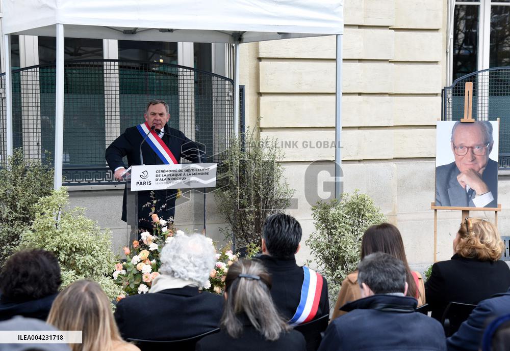Anne Hidalgo Unveils A Plaque In Memory Of Alain Decaux - Paris