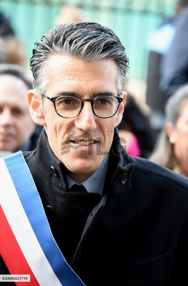 Anne Hidalgo Unveils A Plaque In Memory Of Alain Decaux - Paris