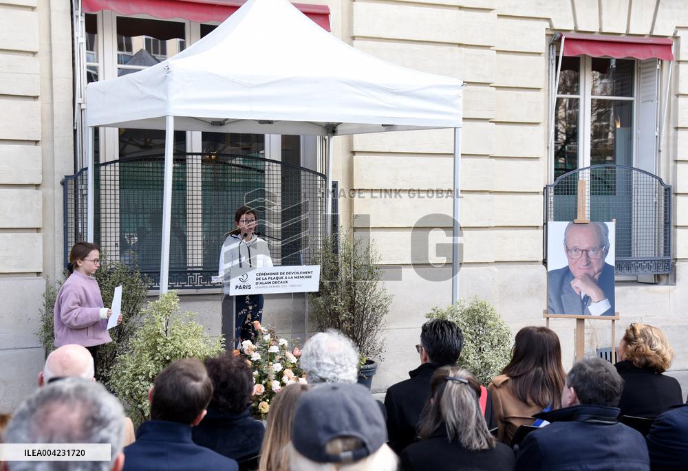 Anne Hidalgo Unveils A Plaque In Memory Of Alain Decaux - Paris
