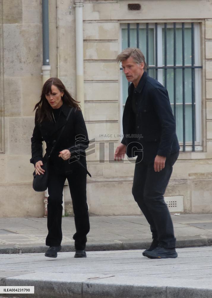 Jennifer Garner And Nikolaj Coster-Waldau On Set Of The Last Thing He Told Me - Paris