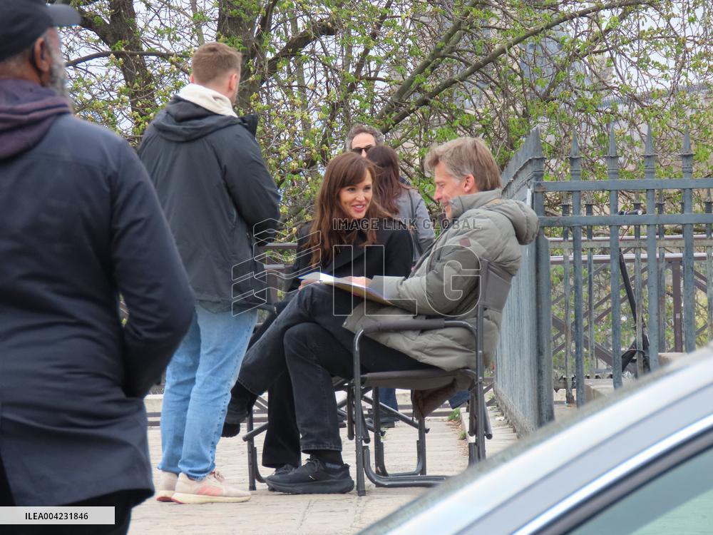 Jennifer Garner And Nikolaj Coster-Waldau On Set Of The Last Thing He Told Me - Paris
