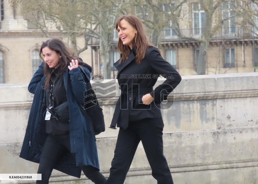 Jennifer Garner And Nikolaj Coster-Waldau On Set Of The Last Thing He Told Me - Paris