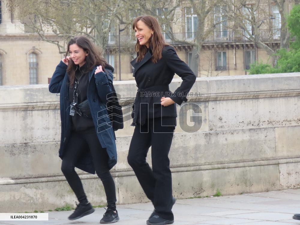 Jennifer Garner And Nikolaj Coster-Waldau On Set Of The Last Thing He Told Me - Paris