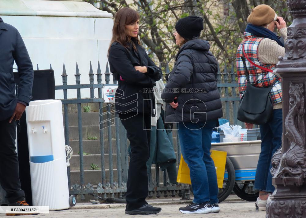 Jennifer Garner And Nikolaj Coster-Waldau On Set Of The Last Thing He Told Me - Paris