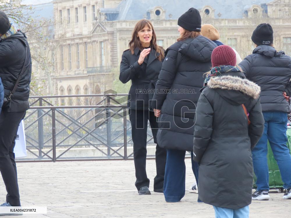 Jennifer Garner And Nikolaj Coster-Waldau On Set Of The Last Thing He Told Me - Paris