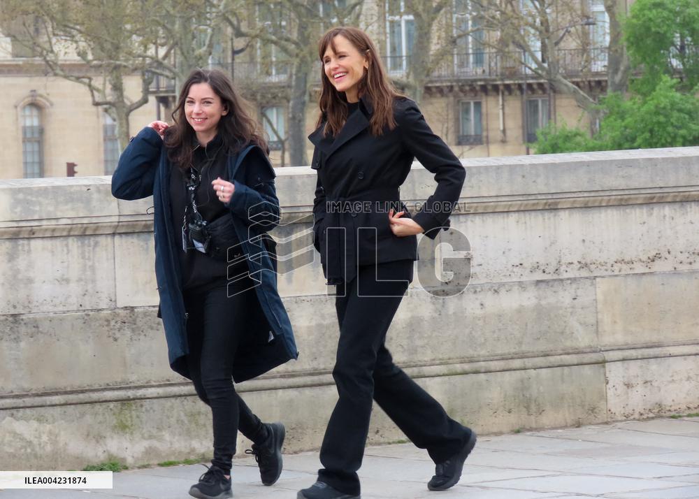 Jennifer Garner And Nikolaj Coster-Waldau On Set Of The Last Thing He Told Me - Paris