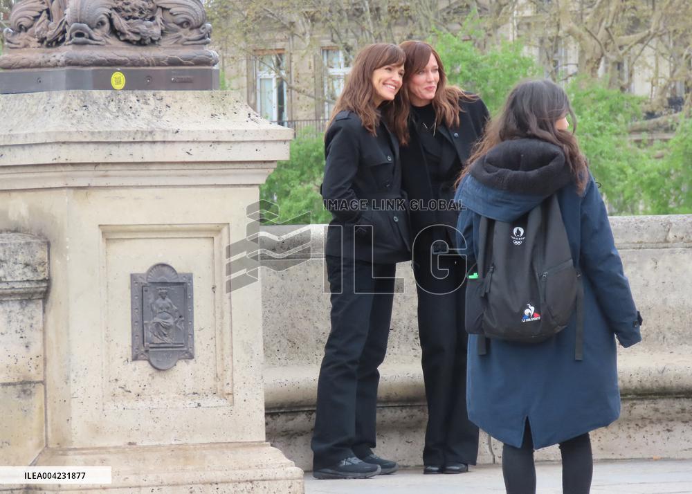 Jennifer Garner And Nikolaj Coster-Waldau On Set Of The Last Thing He Told Me - Paris