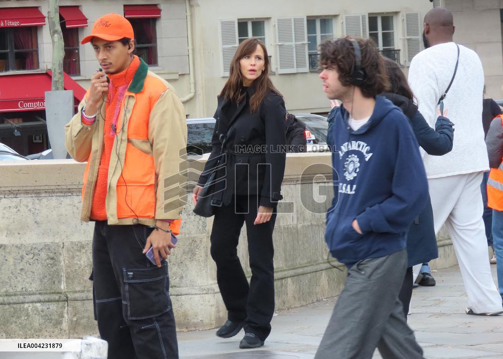 Jennifer Garner And Nikolaj Coster-Waldau On Set Of The Last Thing He Told Me - Paris