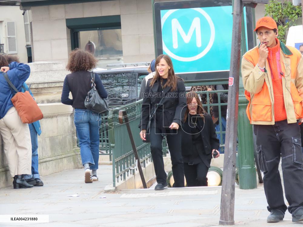 Jennifer Garner And Nikolaj Coster-Waldau On Set Of The Last Thing He Told Me - Paris