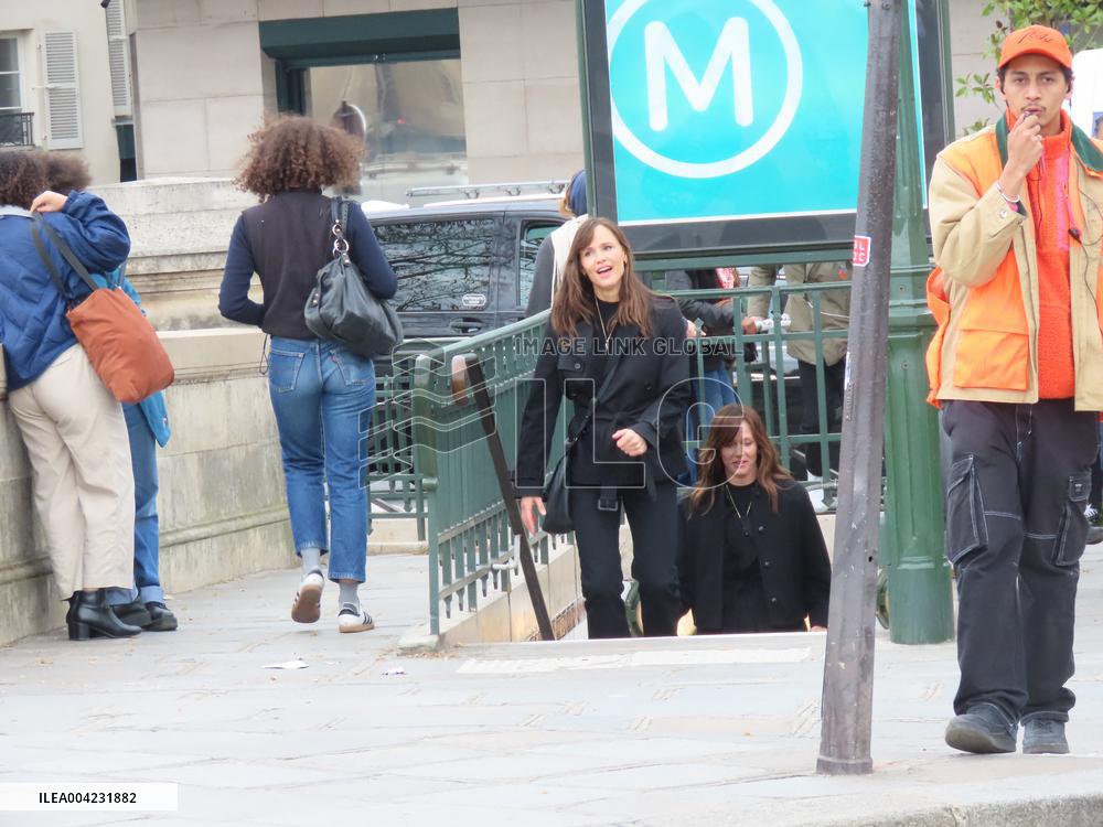 Jennifer Garner And Nikolaj Coster-Waldau On Set Of The Last Thing He Told Me - Paris