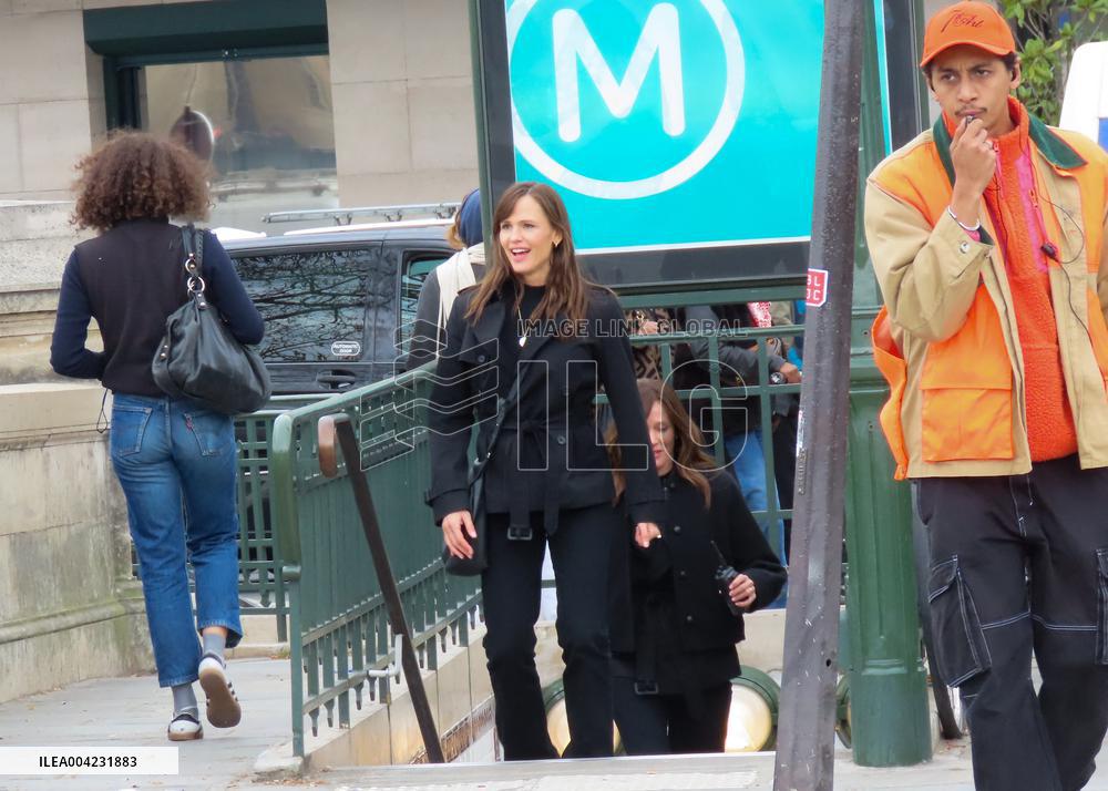 Jennifer Garner And Nikolaj Coster-Waldau On Set Of The Last Thing He Told Me - Paris