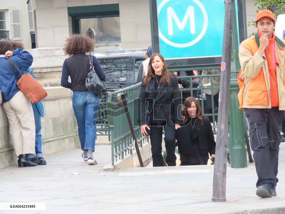 Jennifer Garner And Nikolaj Coster-Waldau On Set Of The Last Thing He Told Me - Paris