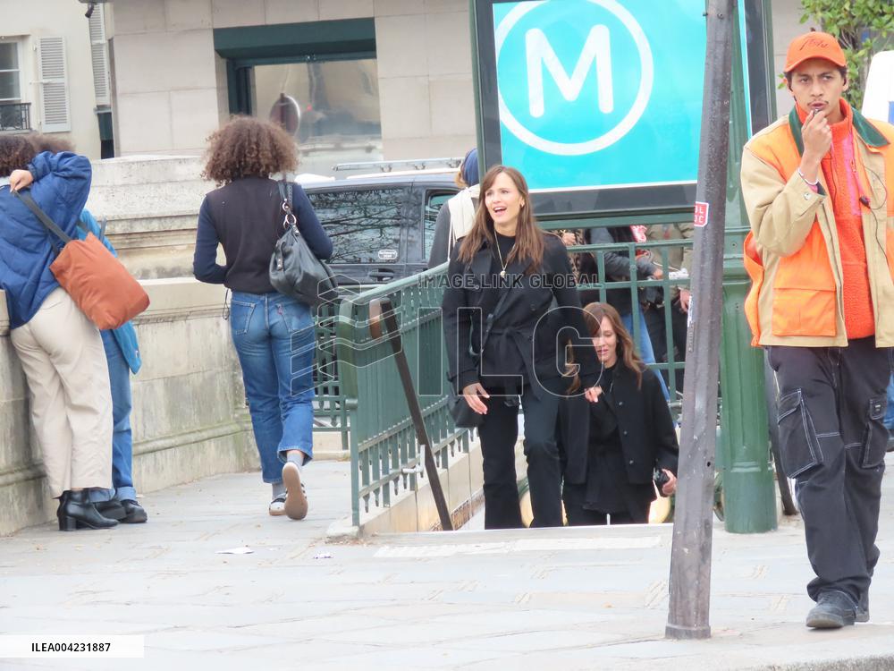 Jennifer Garner And Nikolaj Coster-Waldau On Set Of The Last Thing He Told Me - Paris
