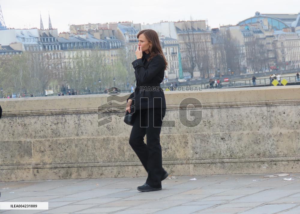 Jennifer Garner And Nikolaj Coster-Waldau On Set Of The Last Thing He Told Me - Paris