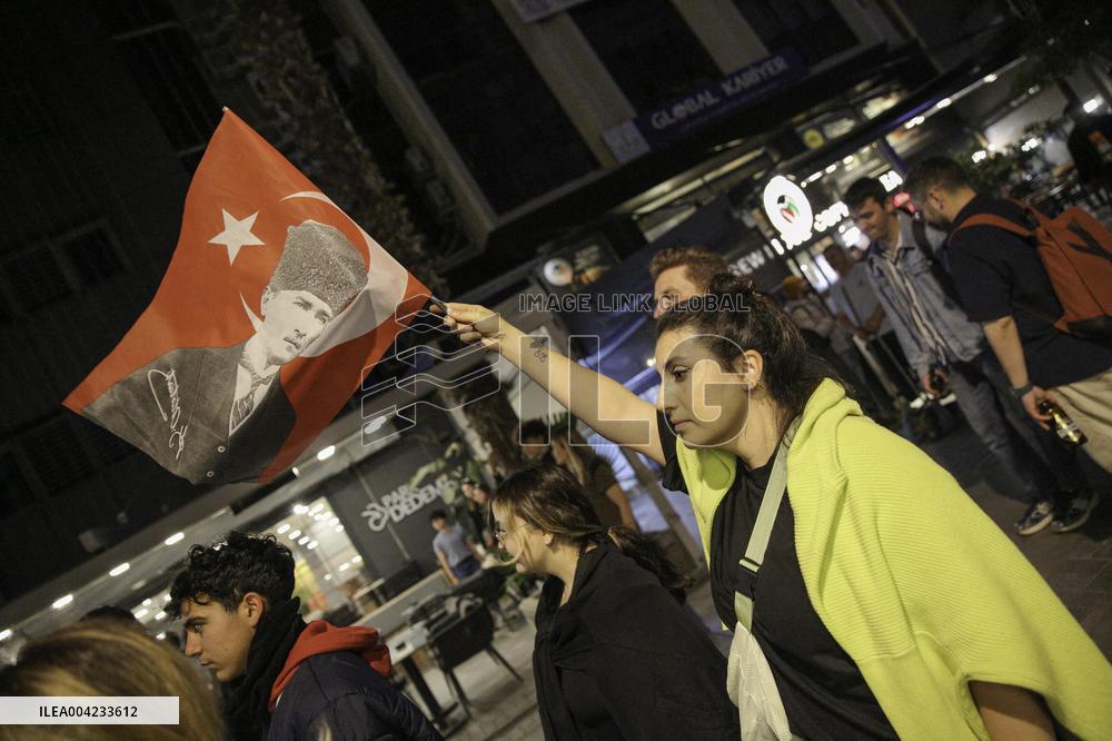 Protests continue over arrest of Istanbul mayor - Izmir