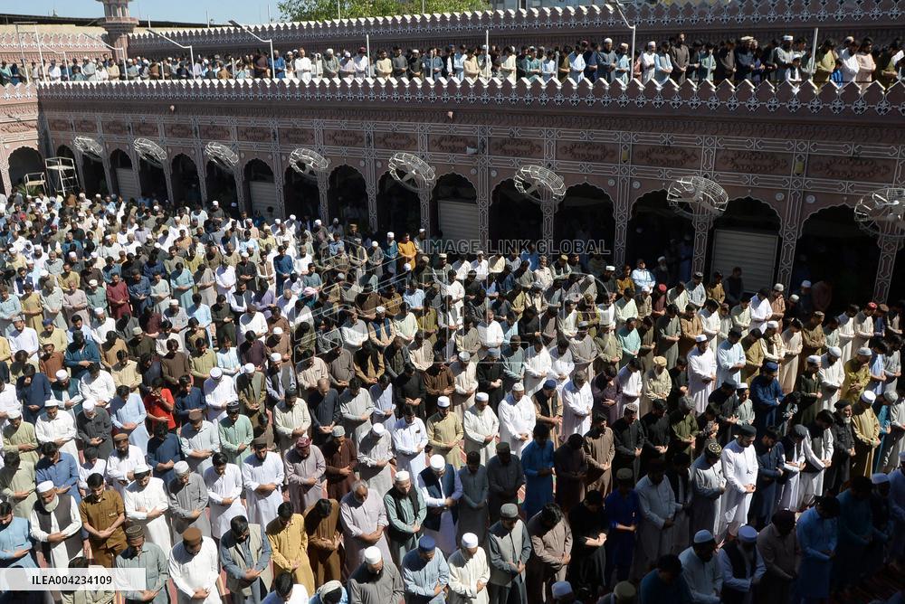 Last Friday prayers of Ramadan - Pakistan