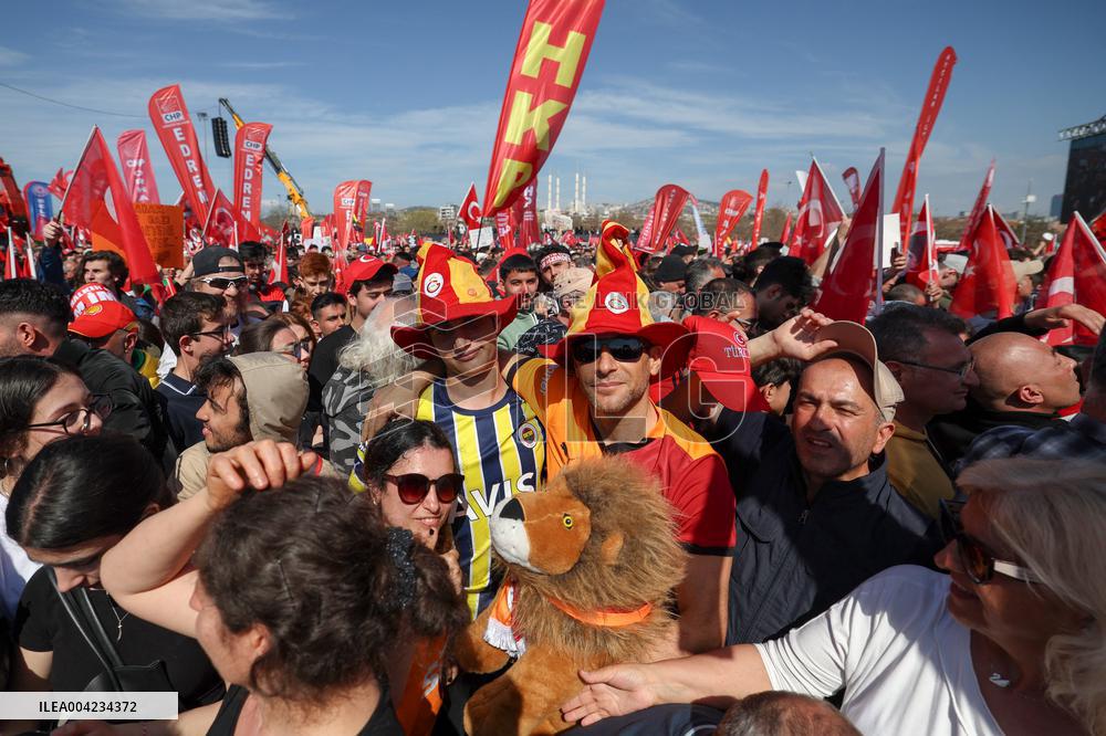 Hundreds Of Thousands Protest In Istanbul To Defend Democracy