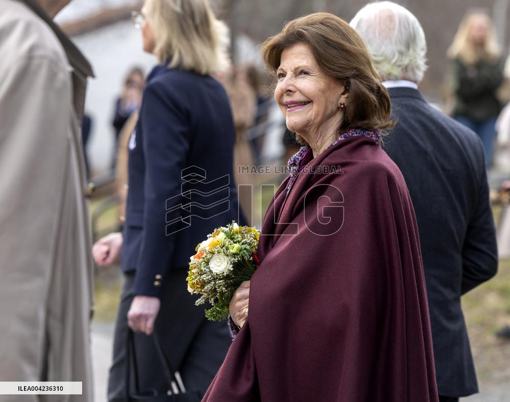 THE ROYAL COUPLE CELEBRATES SCHOOL 100 YEARS