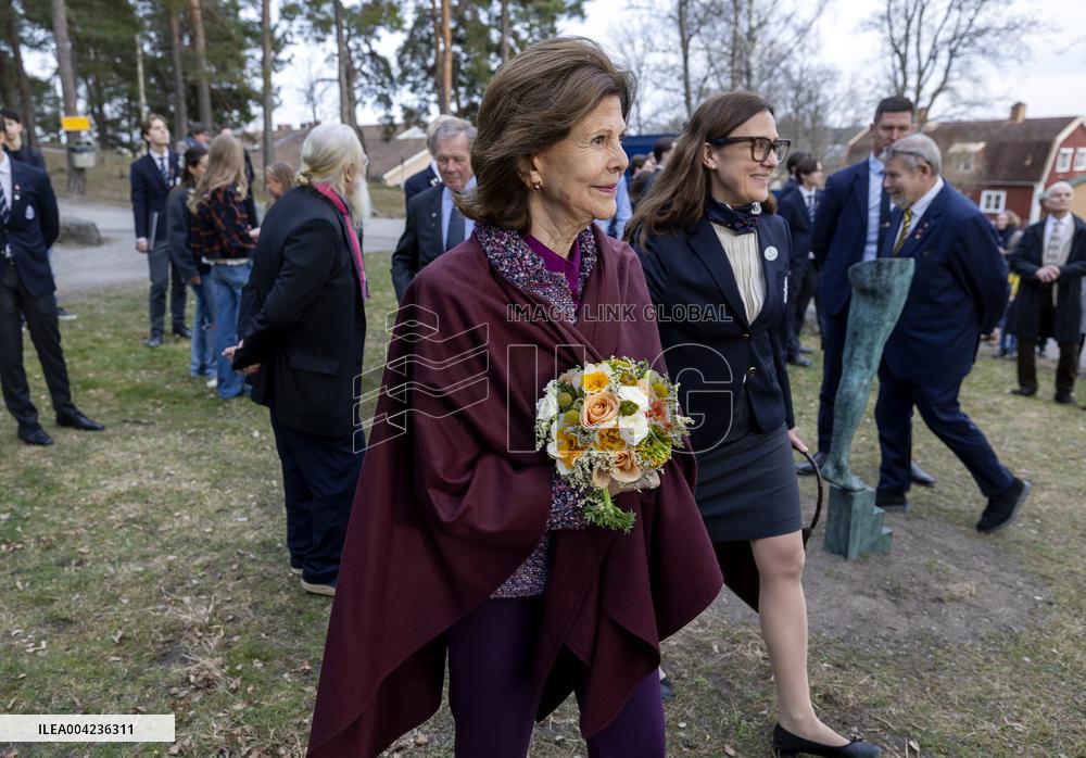 THE ROYAL COUPLE CELEBRATES SCHOOL 100 YEARS