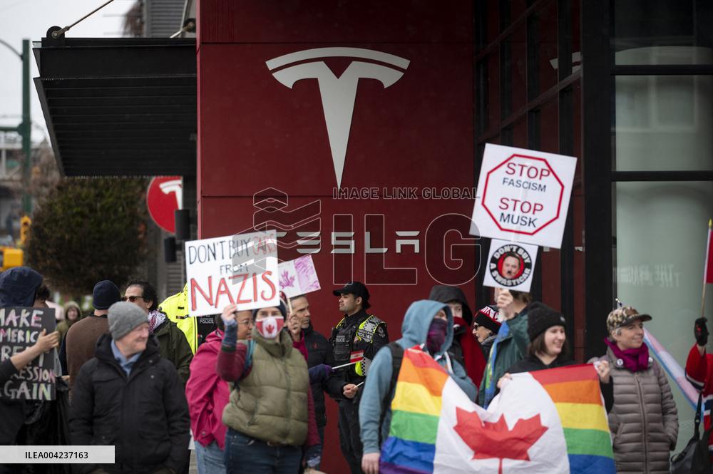 Protests Outside Tesla Demand Musk Resign - Vancouver