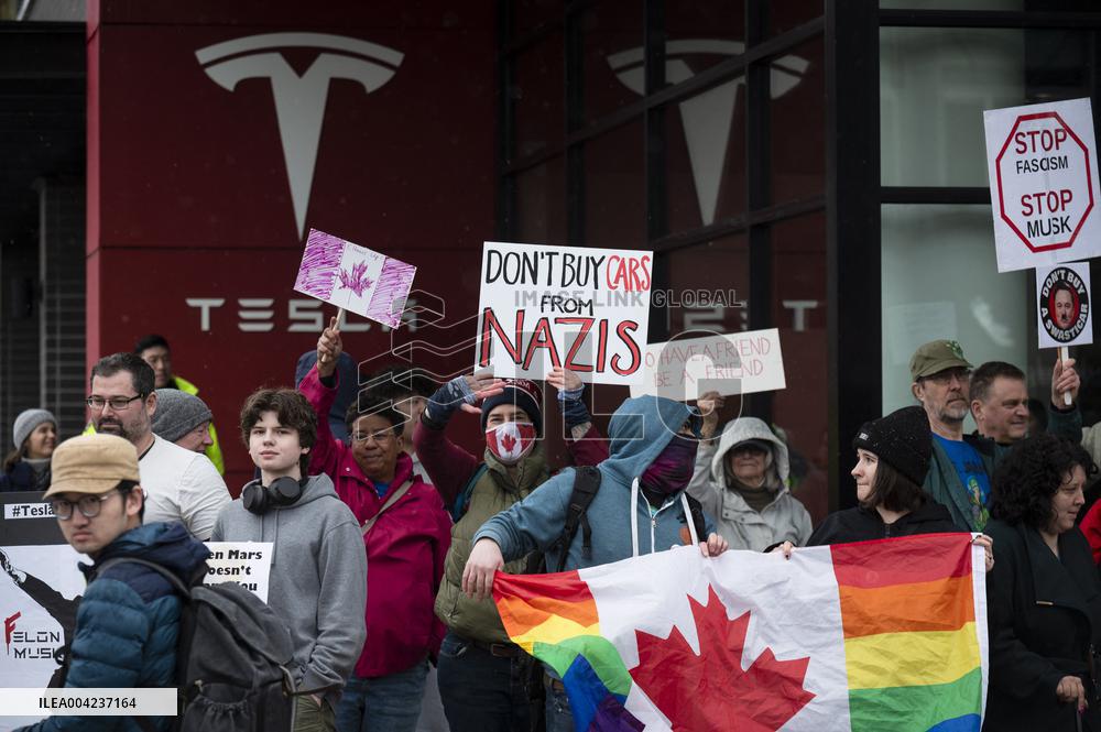 Protests Outside Tesla Demand Musk Resign - Vancouver