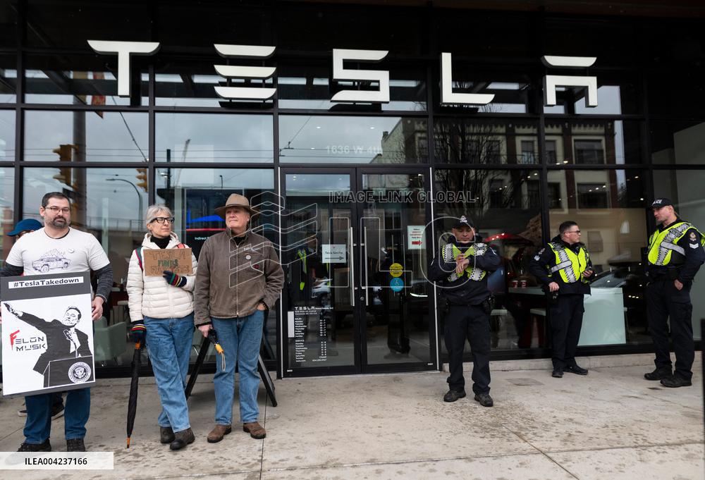 Protests Outside Tesla Demand Musk Resign - Vancouver
