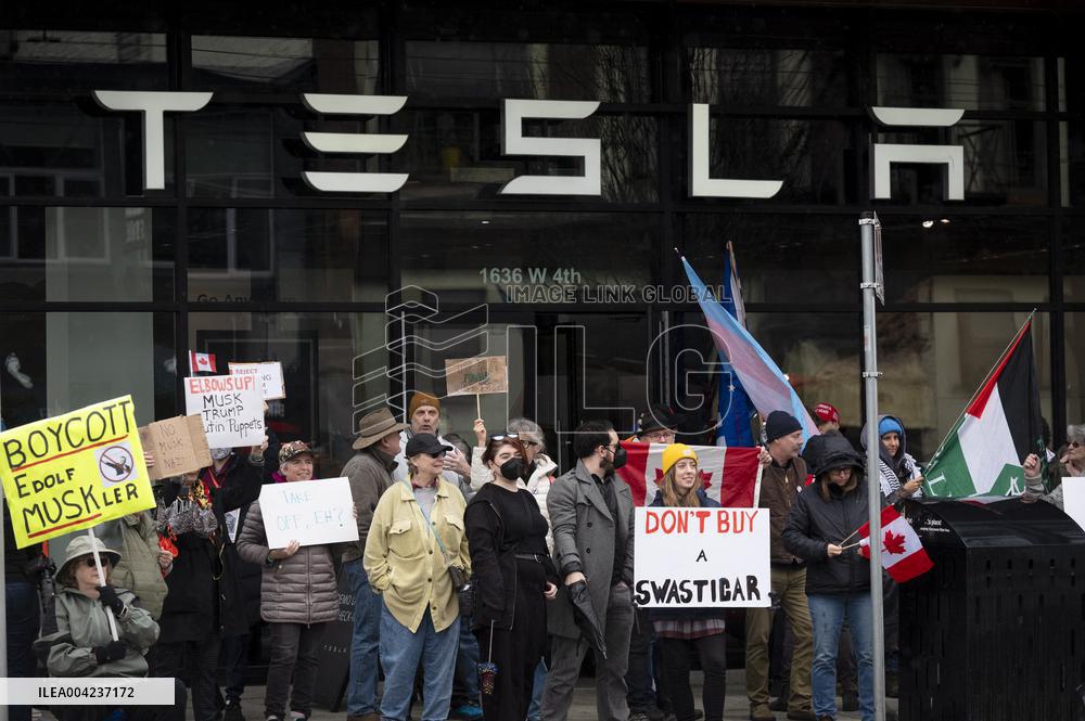 Protests Outside Tesla Demand Musk Resign - Vancouver