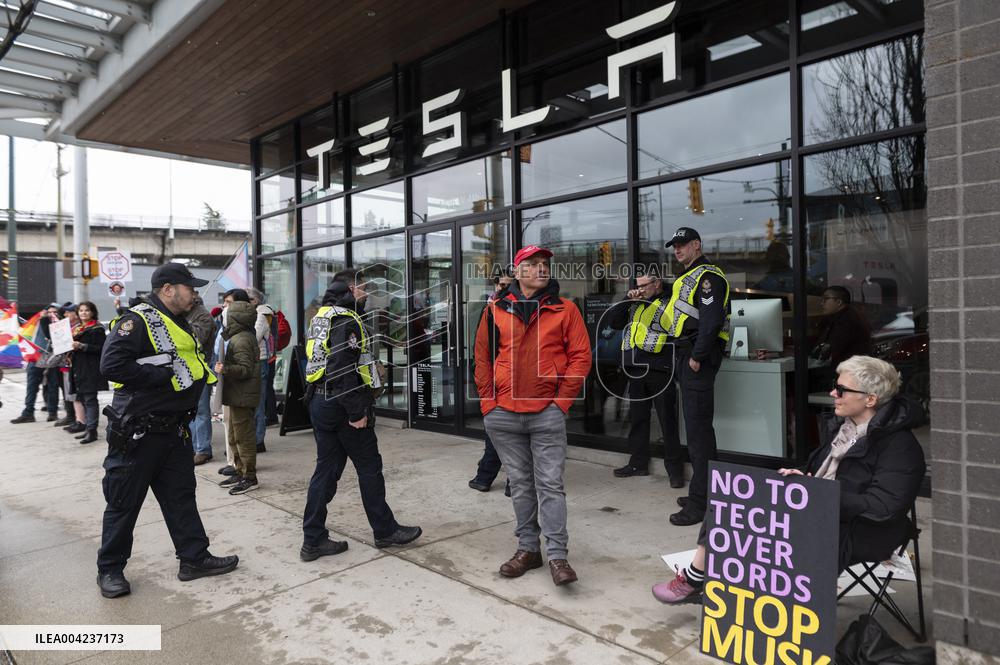 Protests Outside Tesla Demand Musk Resign - Vancouver