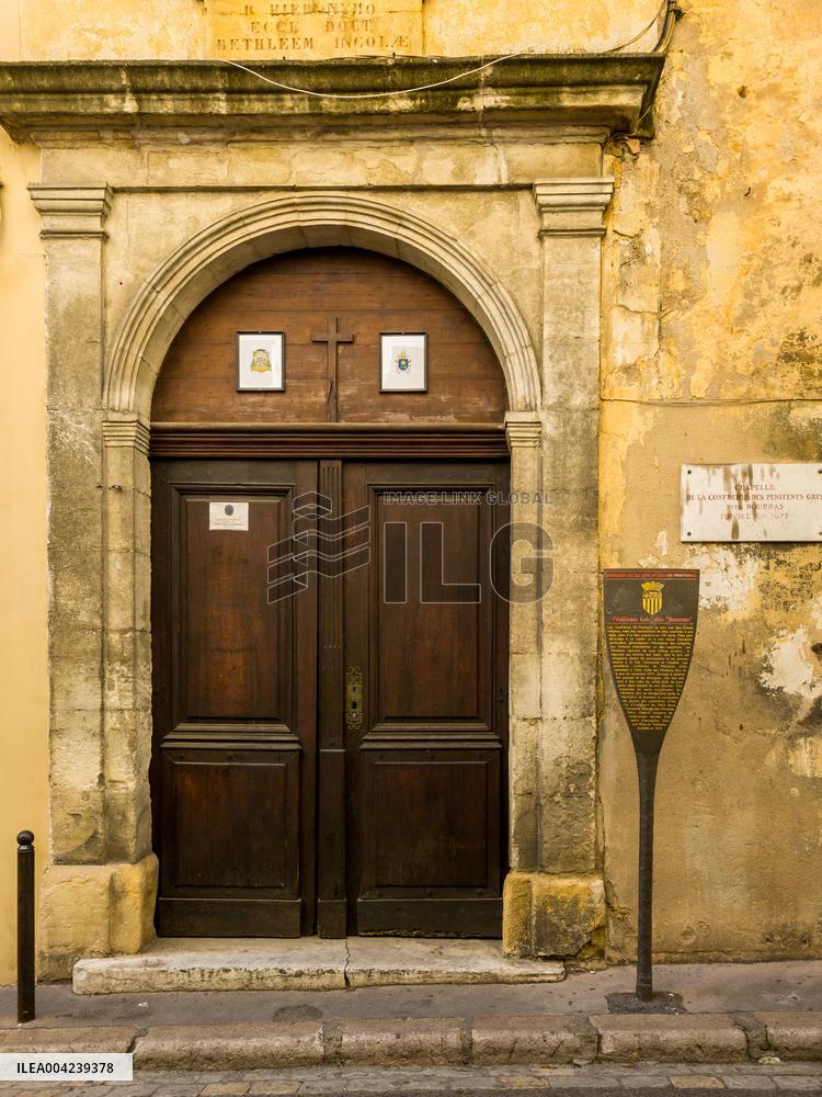 Little Emile case - Chapel of the Penitents gris united around the family