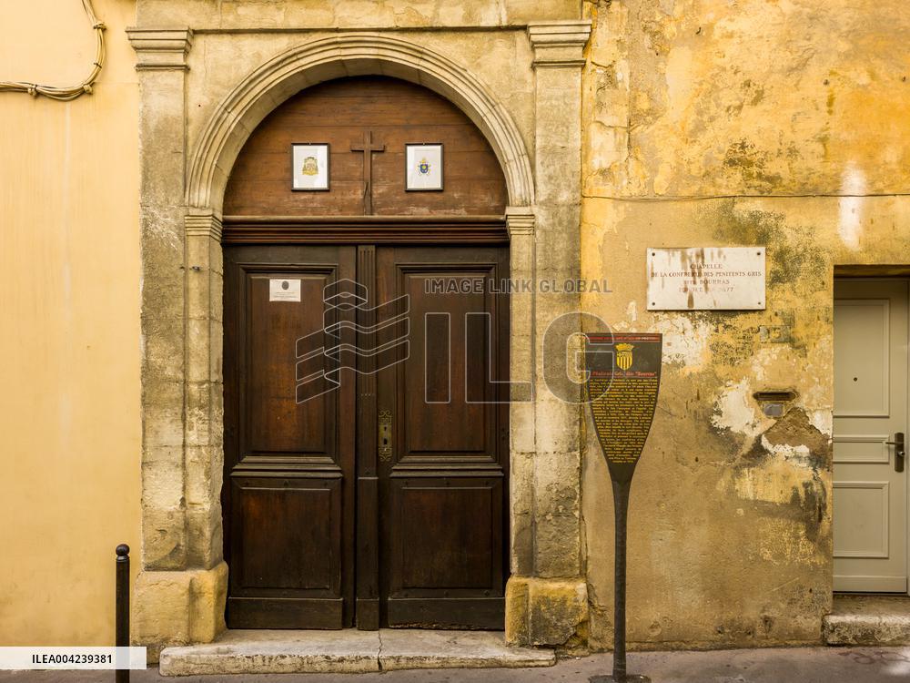 Little Emile case - Chapel of the Penitents gris united around the family