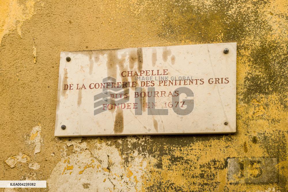 Little Emile case - Chapel of the Penitents gris united around the family