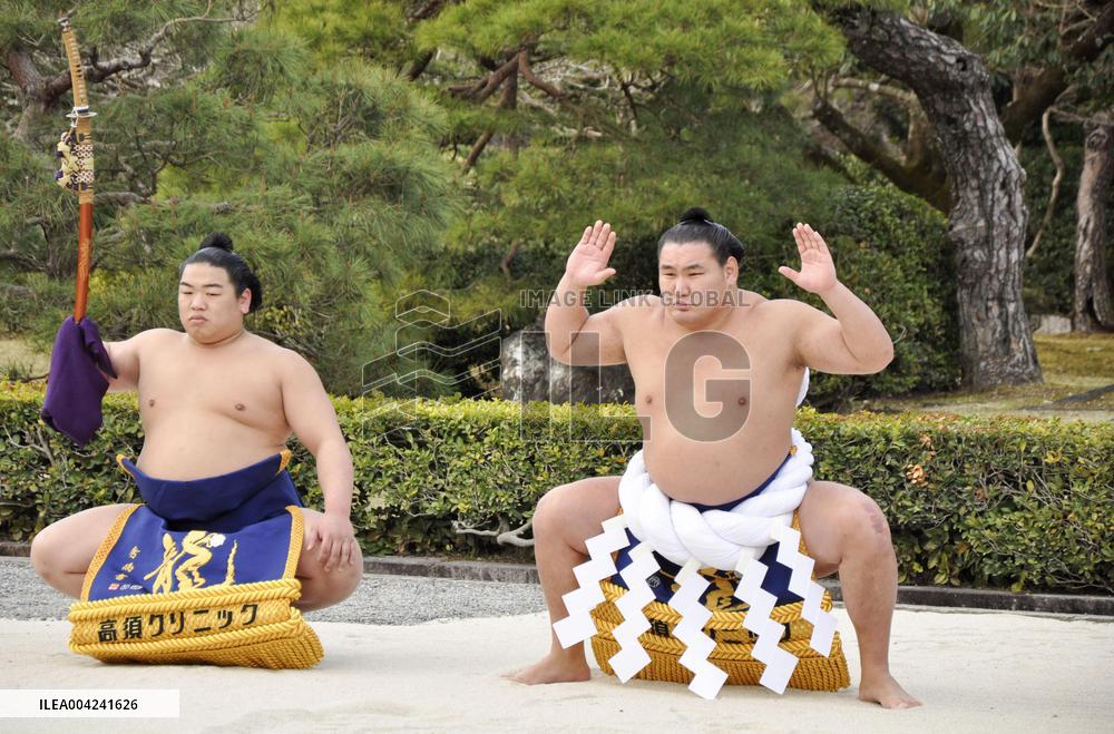 Sumo: Hoshoryu performs ring-entering ritual