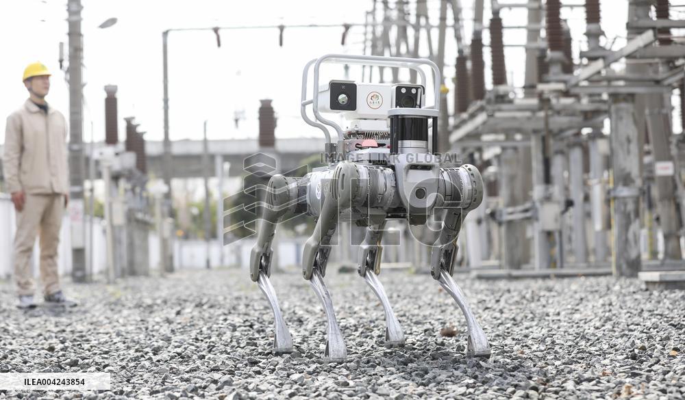 Intelligent Robot Inspects Power Grid in Huai'an