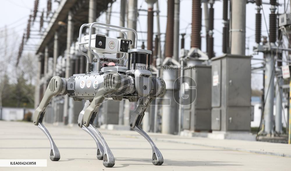 Intelligent Robot Inspects Power Grid in Huai'an