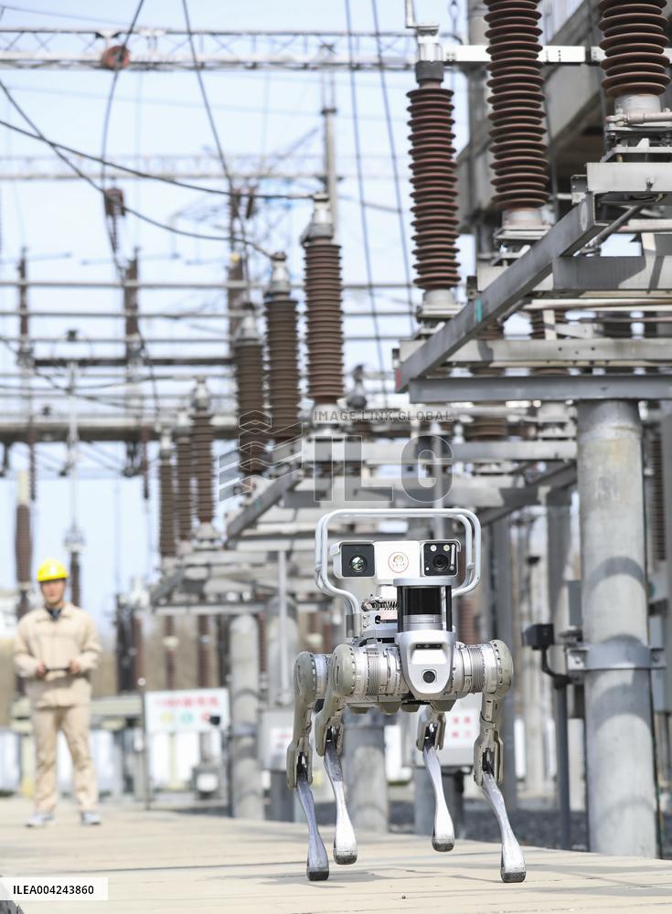 Intelligent Robot Inspects Power Grid in Huai'an