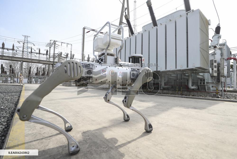 Intelligent Robot Inspects Power Grid in Huai'an