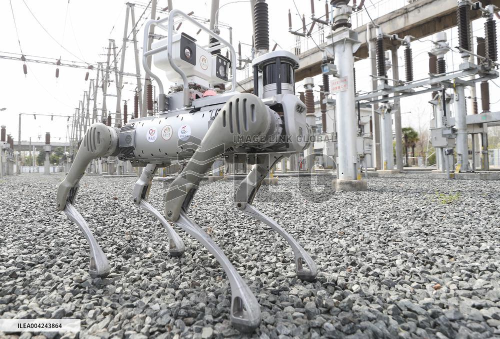 Intelligent Robot Inspects Power Grid in Huai'an