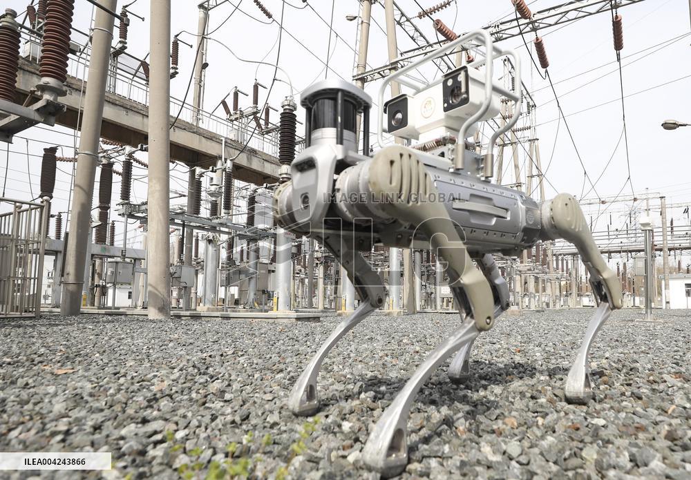 Intelligent Robot Inspects Power Grid in Huai'an