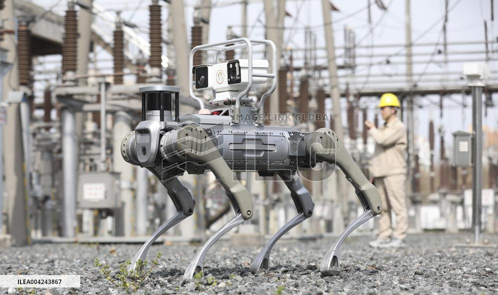 Intelligent Robot Inspects Power Grid in Huai'an