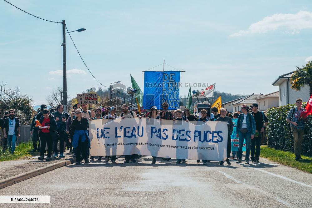 Demonstration Against STMicro and Soitec Expansion - Bernin