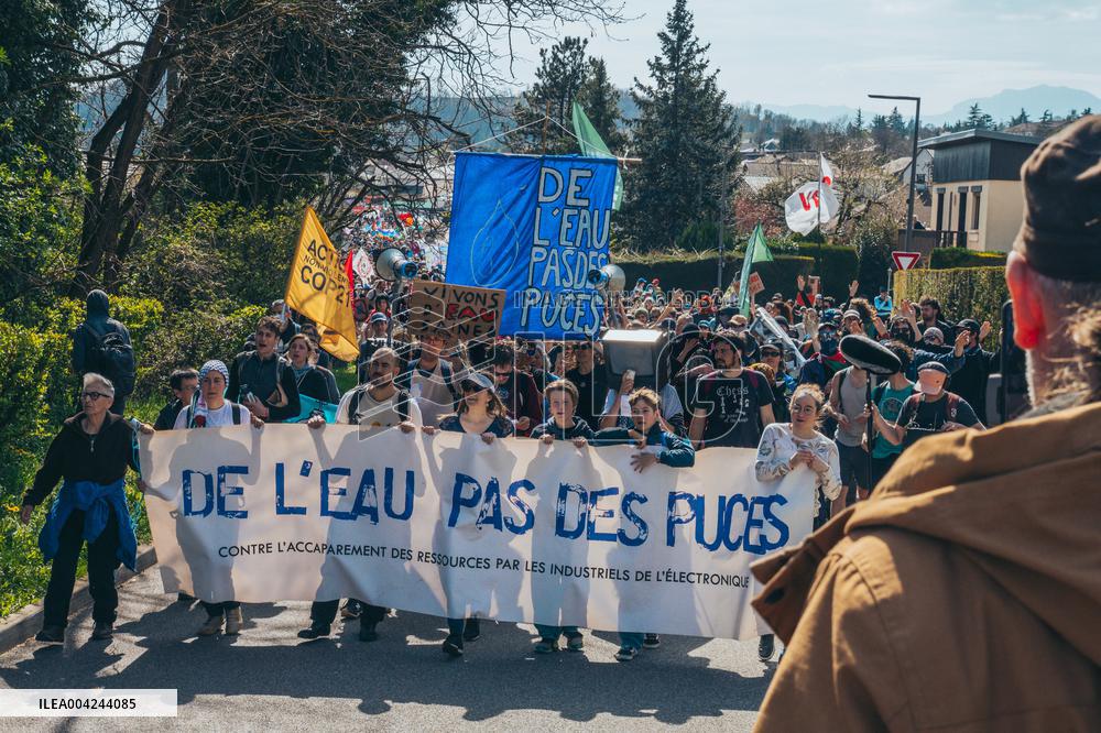 Demonstration Against STMicro and Soitec Expansion - Bernin