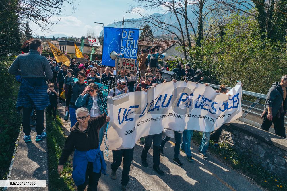 Demonstration Against STMicro and Soitec Expansion - Bernin