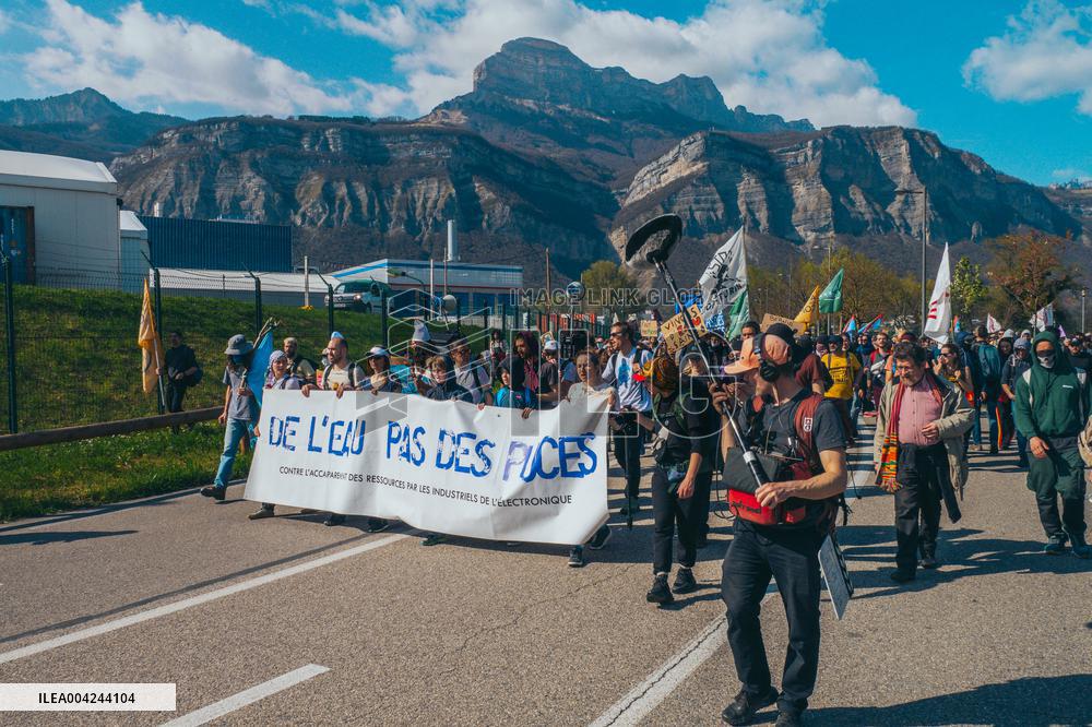 Demonstration Against STMicro and Soitec Expansion - Bernin