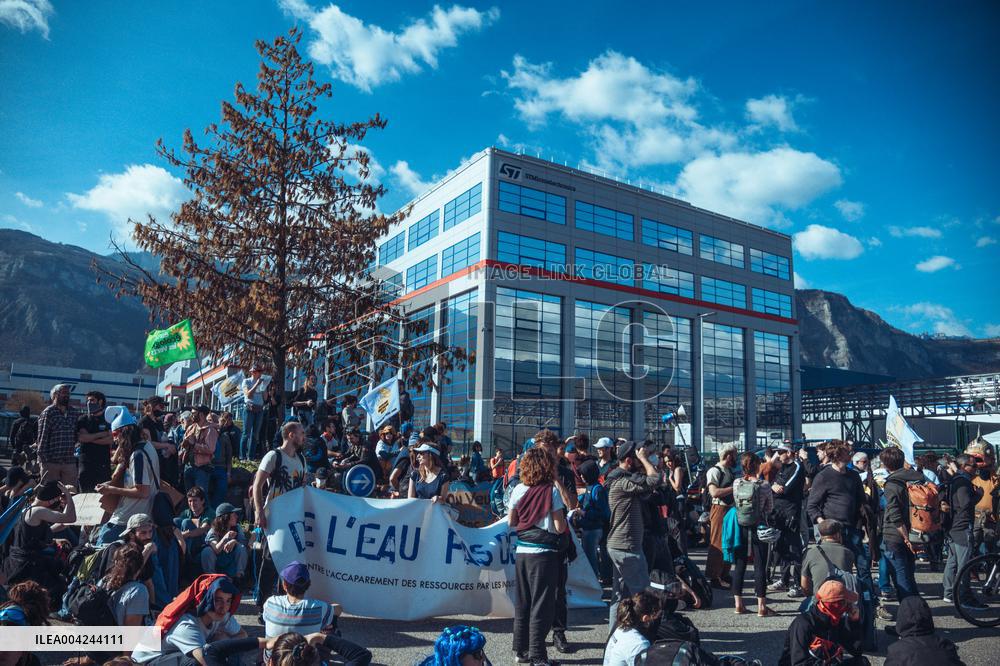 Demonstration Against STMicro and Soitec Expansion - Bernin