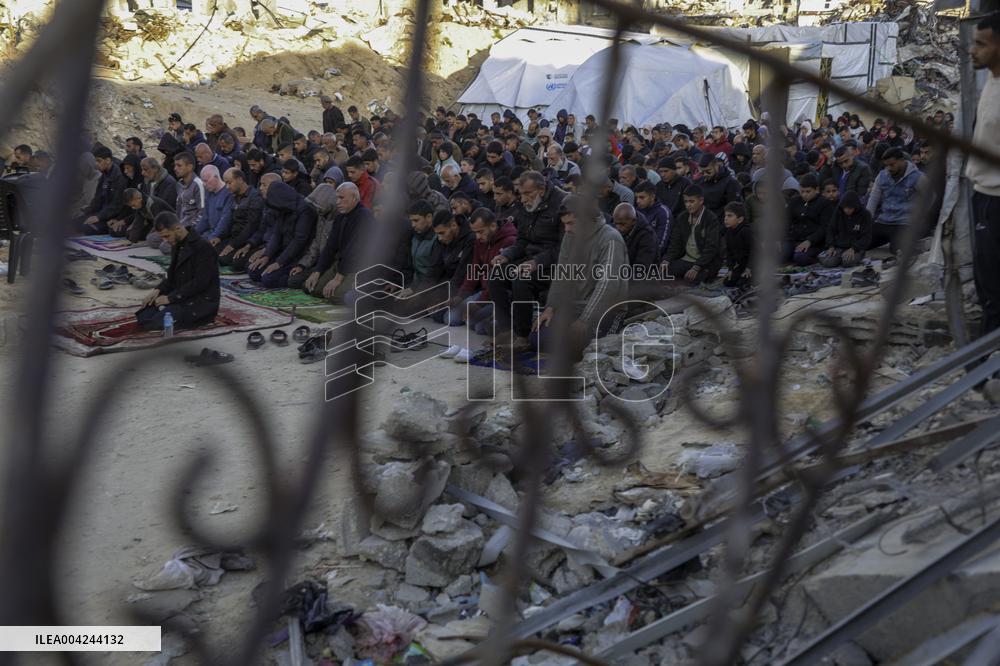 Palestinians Celebrate Eid al Fitr among the rubbles - Gaza