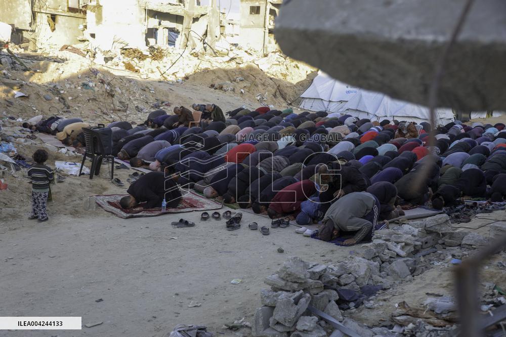 Palestinians Celebrate Eid al Fitr among the rubbles - Gaza